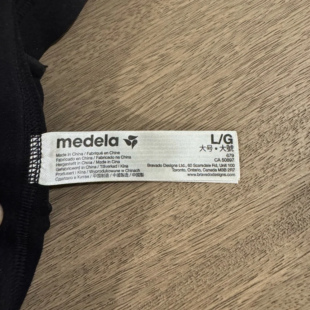 Medela Black Hands-Free Pumping Bra - Picture 5 of 5